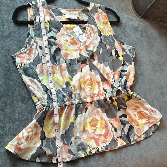 NWT LOFT Outlet Grey Asphalt Floral Peplum Shell Sleeveless Blouse - Picture 7 of 8